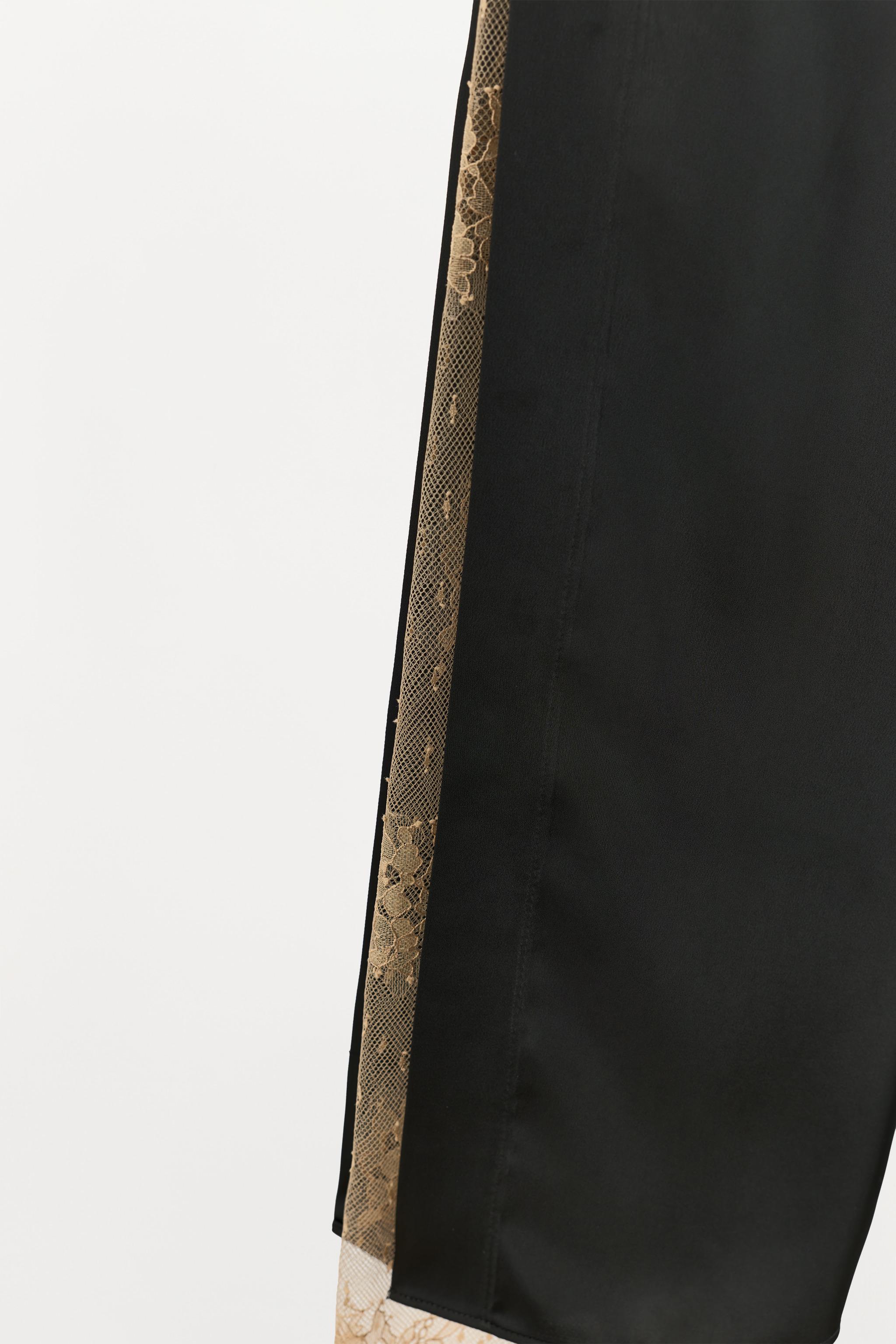 PANTALON SATINÉ OUVERTURES DENTELLE